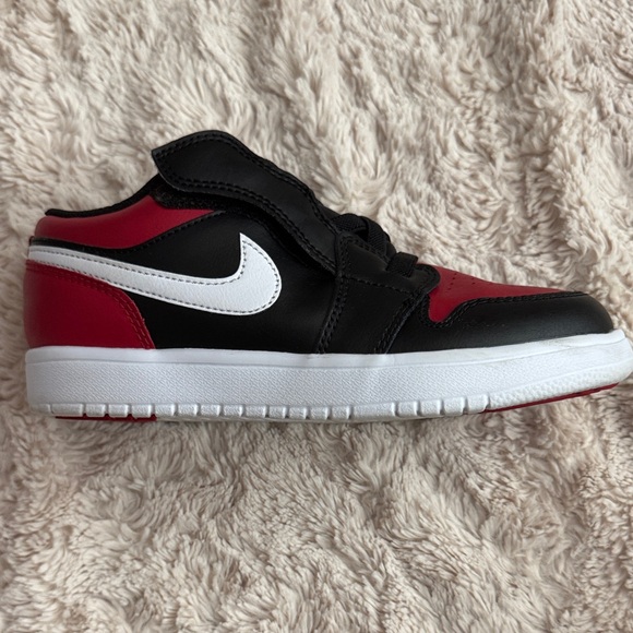 Jordan 1s Low Alt Kids Black and Red - Picture 15 of 16